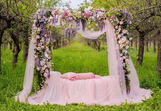 Toile de fond de rideau de dentelle rose romantique de fleurs colorées pour la photographie de cérémonie de mariage