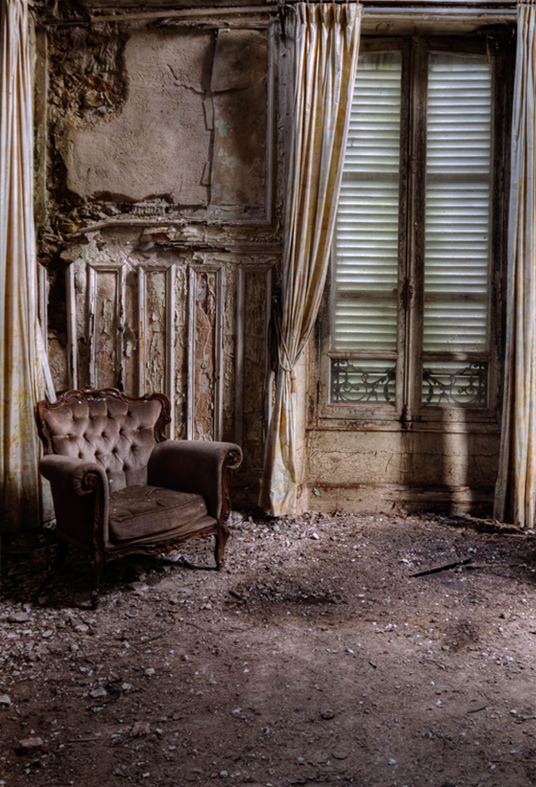 Toile de fond de fauteuil marron de chambre abandonnée pour la photographie SBH0294