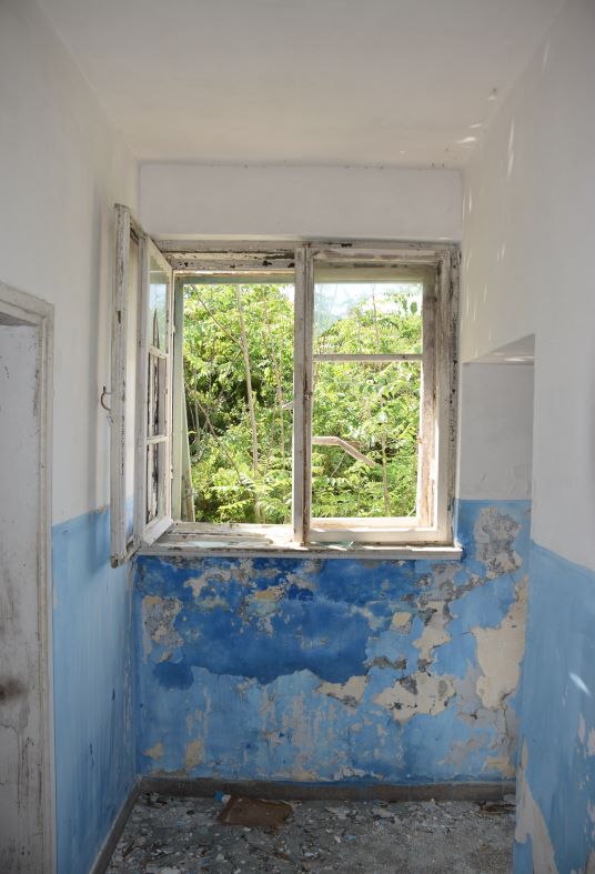 Toile de fond de vue de scène grunge de pièce abandonnée pour la photographie SBH0166