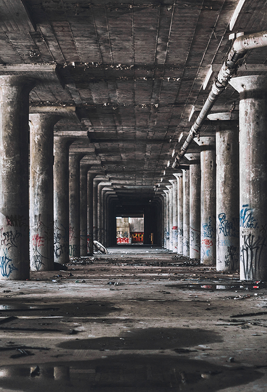 Toile de fond d'entrepôt vide abandonné pour la photographie SBH0373