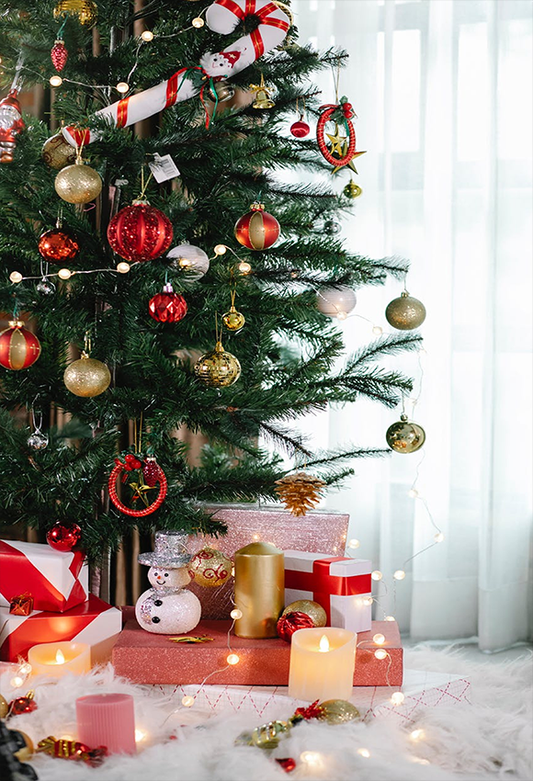 Toile de fond décors de boules de rideau blanches de photo d'arbre de Noël