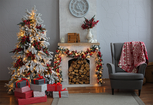 Toile de fond d'arbre de Noël mur blanc sofa gris de photomaton