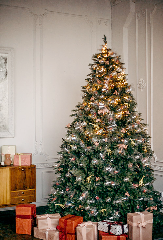 Toile de fond de mur blanc table en bois paillettes sapin de Noël