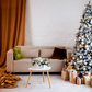 Toile de fond brun rideau sofa sapin de Noël mur de briques